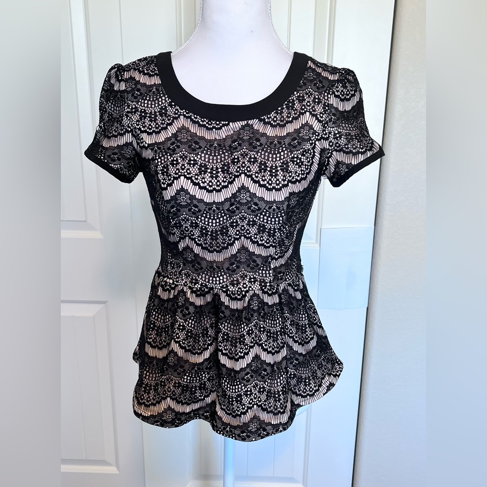 Skies Are Blue Black & Cream Lace Peplum Top Sz Small - Picture 2 of 13